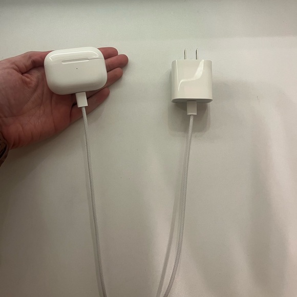 Apple AirPods Pro (2nd Generation) wireless earbuds with 3ft charger - Picture 6 of 9